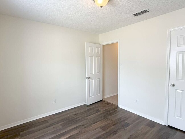 Building Photo - 3039 Greenlodge Ln