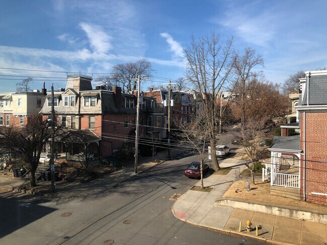 Building Photo - 802 N Van Buren St