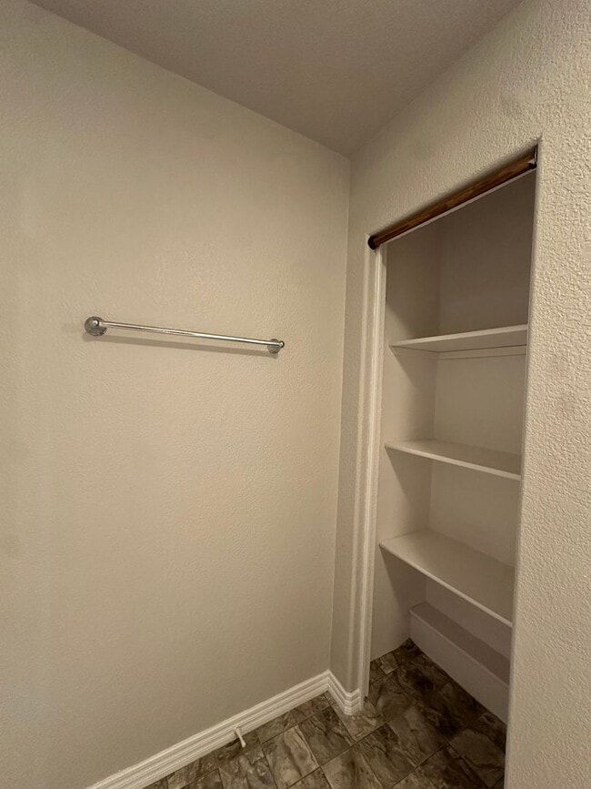 Building Photo - 245 NW Tumalo Ave