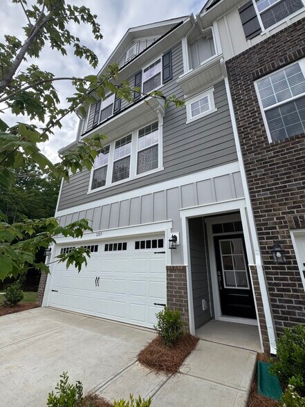 Building Photo - 1203 Mary Jane Ave