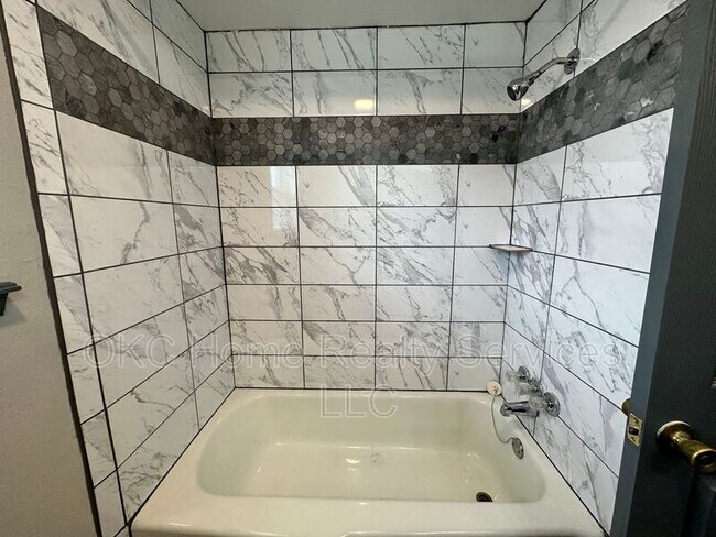 Building Photo - 1706 Surrey Pl