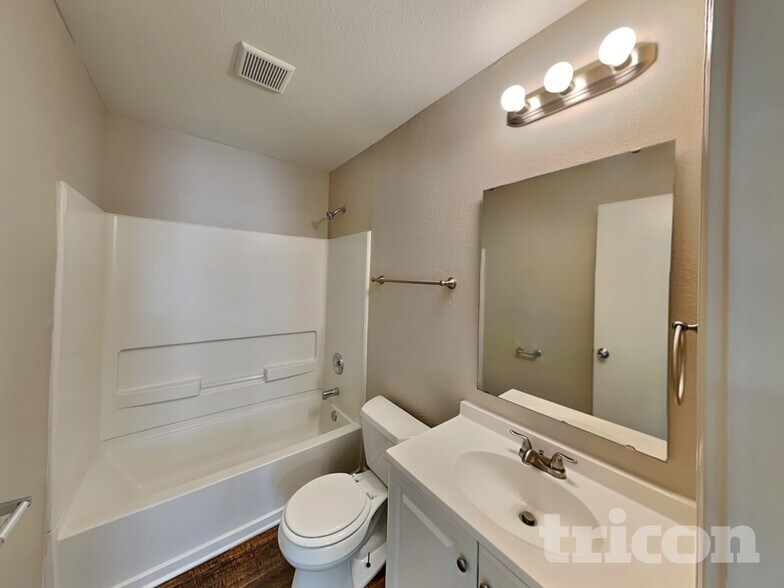 Building Photo - 908 Littleton Dr