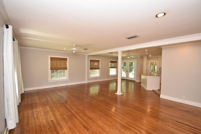 Building Photo - Cute 3 Bed 2 Bath with Hardwood Floors & G...