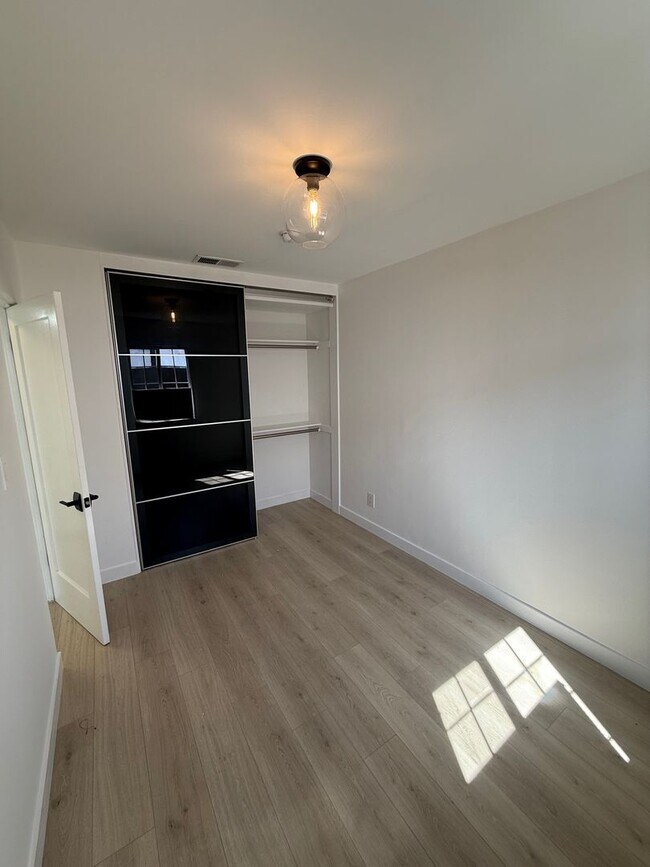 Building Photo - 2030 Ocean Park Blvd