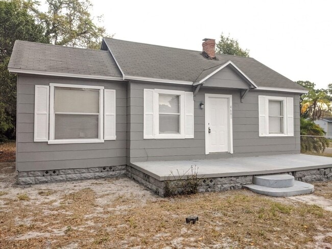 Building Photo - Newly Remodeled! Beautiful 2 bedroom/ 1 bath home / Laundry Room / Car Port