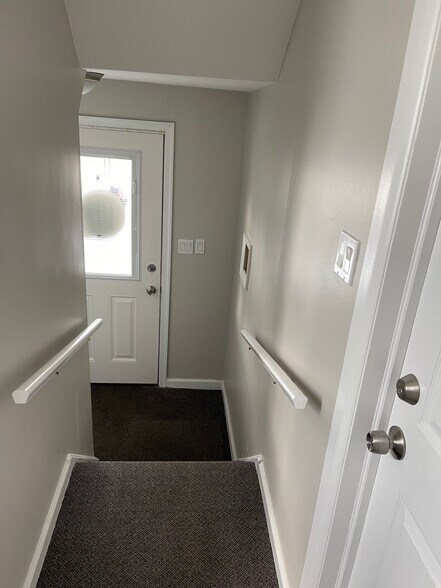 Building Photo - 33 Montfort Dr