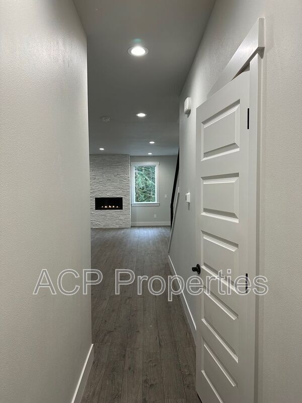 Building Photo - 8 Clematis Ln
