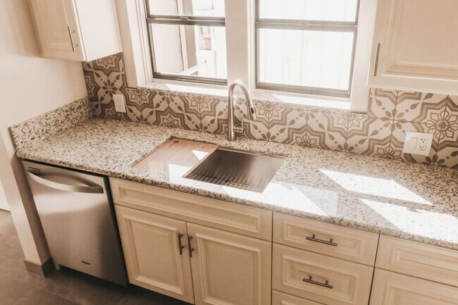 Building Photo - Belmont Shores Beachside Living – 3 Bed / 2 Bath