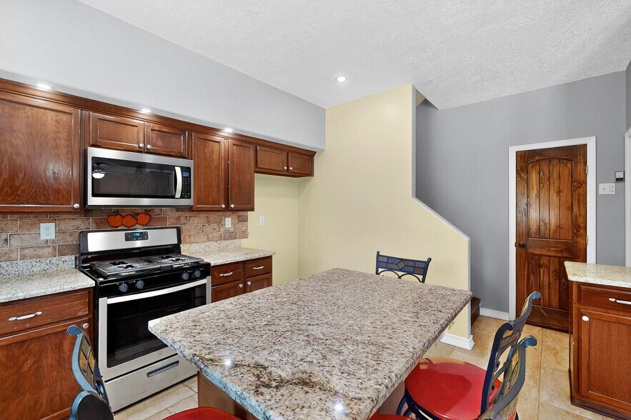 Building Photo - 244 Glenridge Park Ln NE