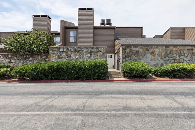 Primary Photo - 2400 Sq Ft Condo for Rent Near Shopping