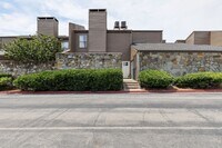Building Photo - Spacious Condo for Rent Near Shopping