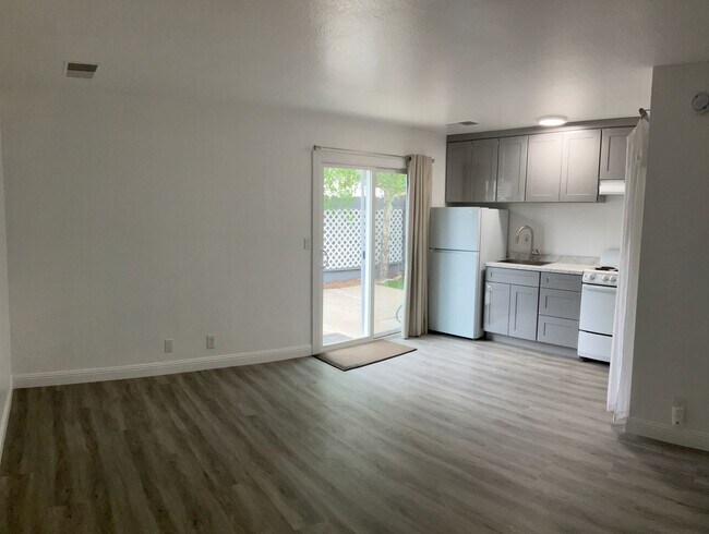 Building Photo - 412 College Ave