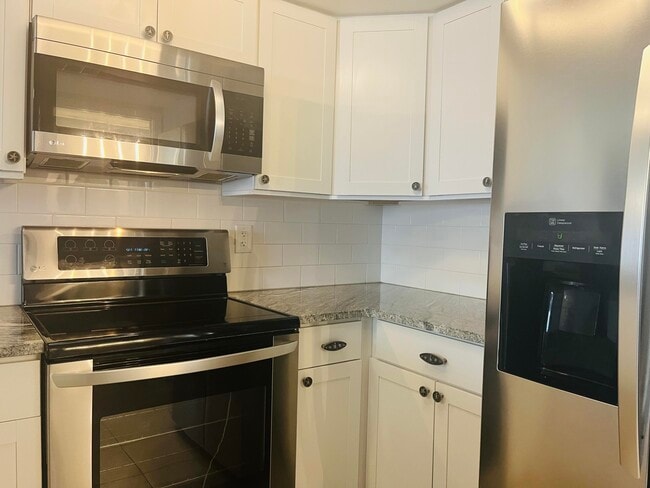 Building Photo - 3142-3153 Sir Hamilton Cir