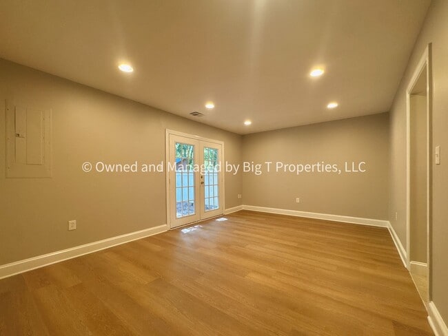 Building Photo - Beautifully updated huge townhouse in Wood...