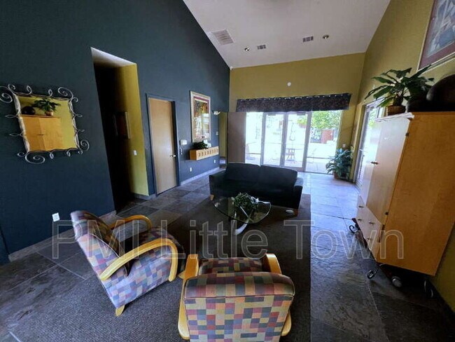 Building Photo - 5677 S Park Pl