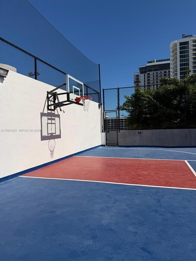 Building Photo - 700 NE 24th St