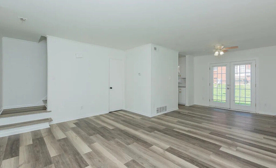 Building Photo - Room in Apartment on Greenbriar Rd