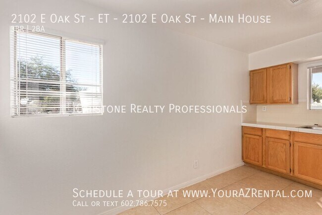 Building Photo - 2102 E Oak St