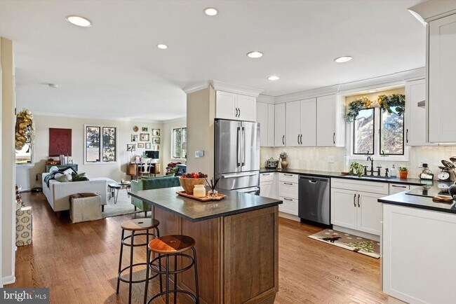 Building Photo - 64 Parchment Dr