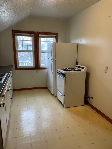 Building Photo - 551 7th St W