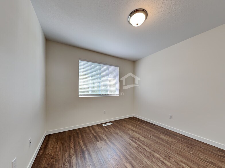 Building Photo - 1211 NE 12th St