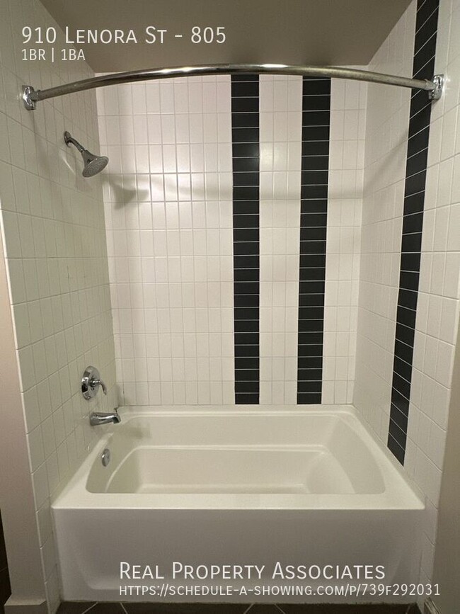 Building Photo - 910 Lenora St