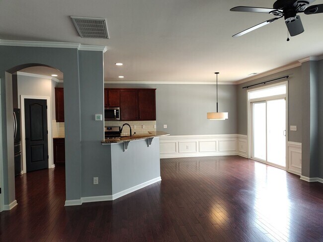 Building Photo - Move-in ready Townhome with in Stone Creek...