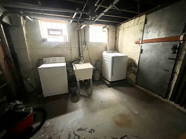Building Photo - Spacious Home - 3 bedroom 1 bath - Squirre...