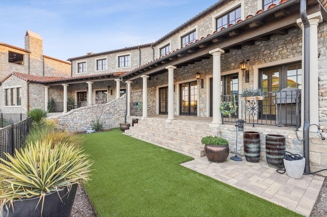 Building Photo - 28 Comillas Dr