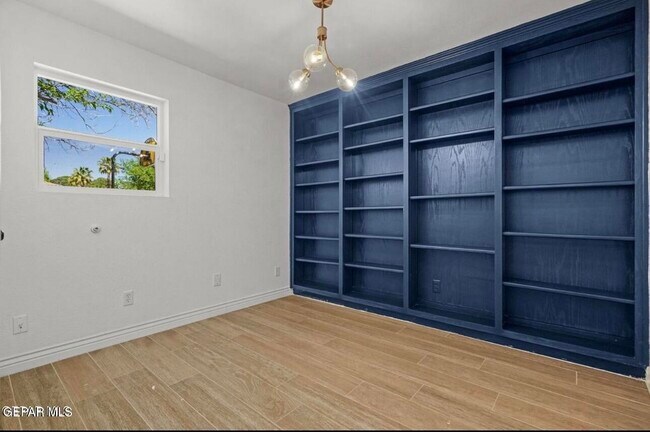 Building Photo - 5233 White Oak Dr