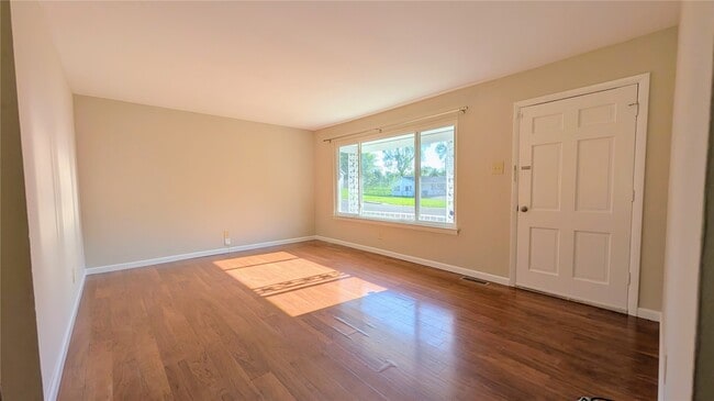 Building Photo - 3356 Clemens Dr