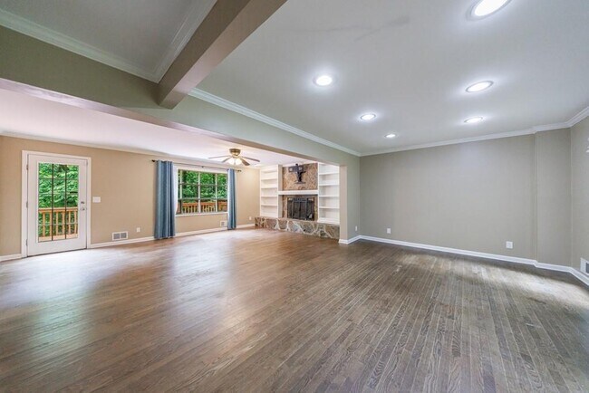 Building Photo - 10565 Shallowford Rd