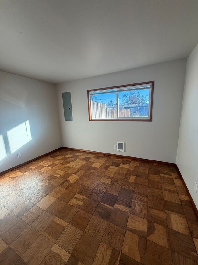 Building Photo - 3 Bedroom Duplex, Fully Updated