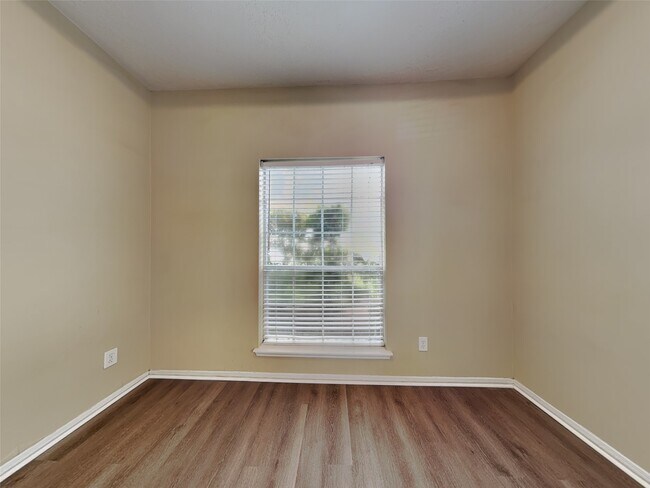 Building Photo - 11911 Lakewood Hills Dr