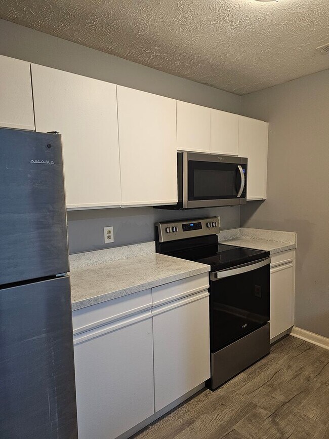 Building Photo - Newly Renovated 2 Bedroom, 2 Bath Condo in Gated Community.