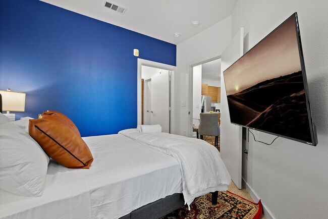 Building Photo - 2425 E Riverside Dr