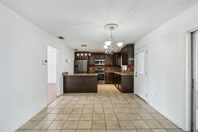Building Photo - 503 Holt Cir