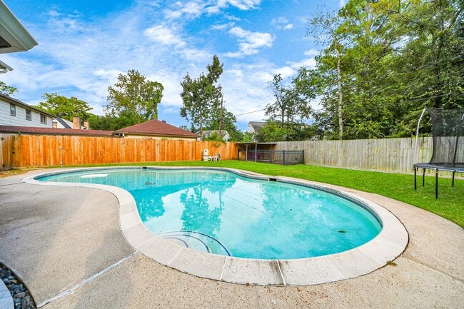 Building Photo - 1719 Saddlecreek Dr