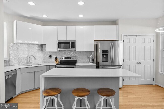 Building Photo - 381 Livermore Ln