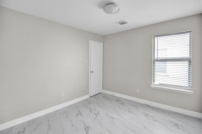 Building Photo - 8530 Village Hollow Ln