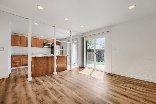 Building Photo - Move in ready unit on Fairway!