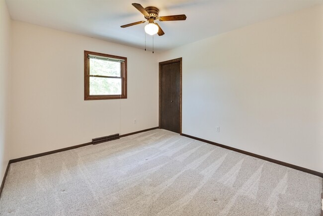 Building Photo - 1870 Sand Ridge Ct