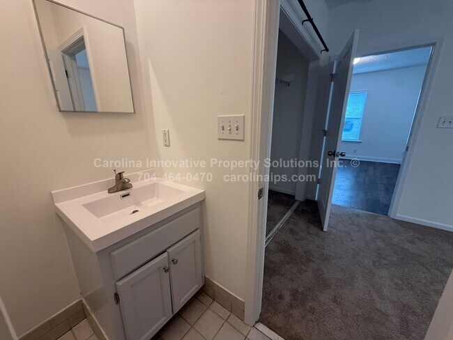 Building Photo - 610 N Pear St