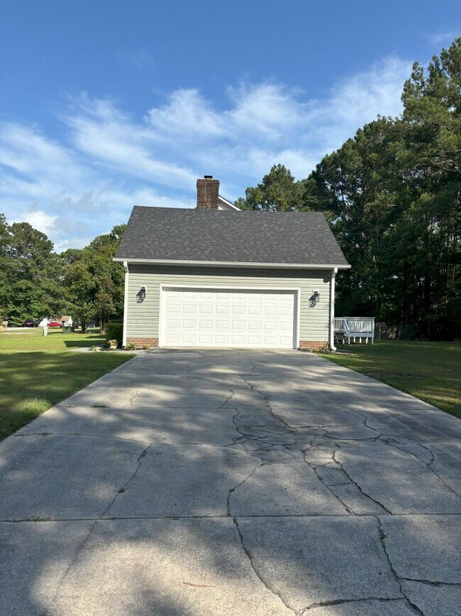 Building Photo - Pretty on Pine Valley