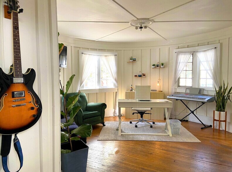 Building Photo - 8337 Lookout Mountain Ave