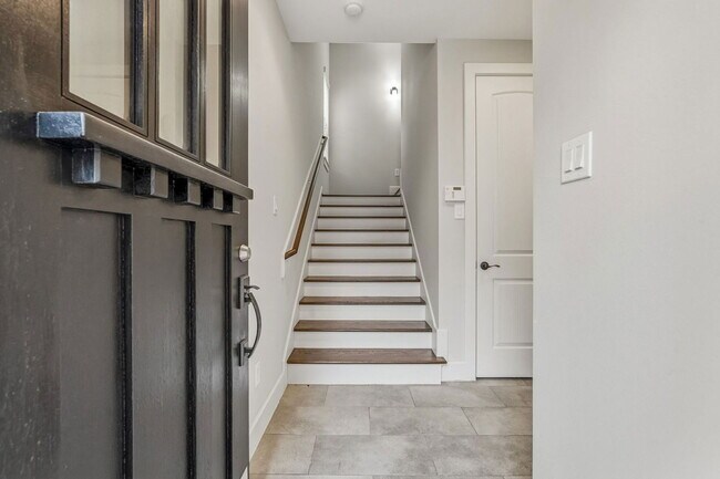 Building Photo - 2441 Charleston St