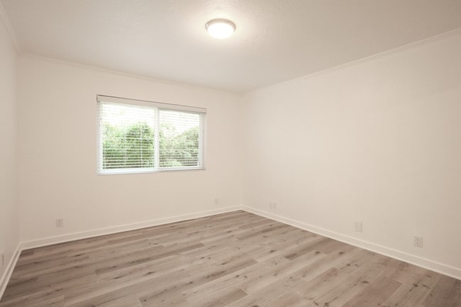 bedroom B - 405 Brooks Ave