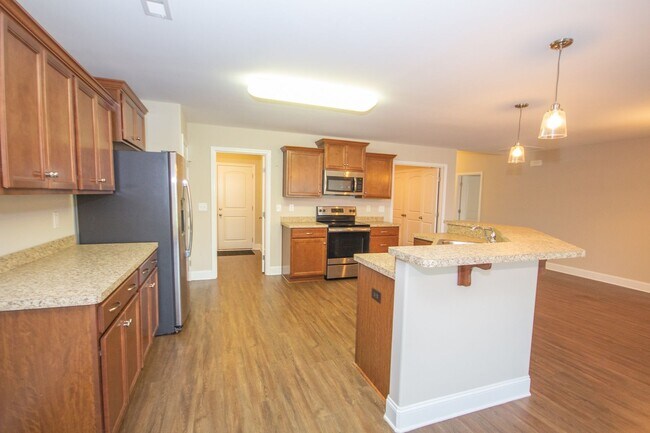 Building Photo - Spacious Full Brick in Athens City Limits!...