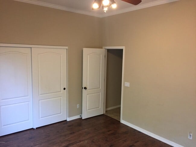 Building Photo - 1150 W Silver Creek Rd