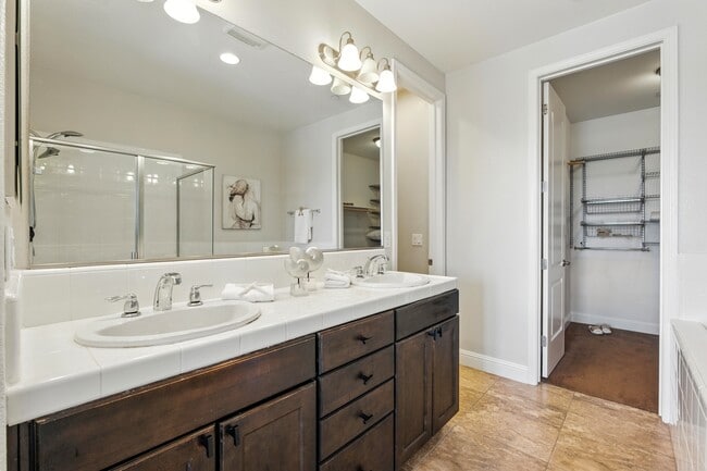 Building Photo - 636 Fan Tail Way